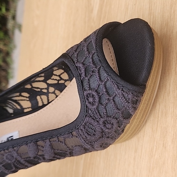 American Eagle Lace Peep Toe Wedge Size 6 - Picture 6 of 11